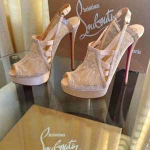 NWT❤️CHRISTIAN LOUBOUTIN❤️Satin Lace Chantilly Guiptik 150 Pumps